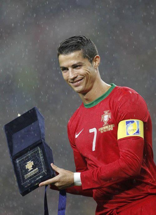 Ở tuổi 27, Ronaldo trở thành cầu thủ trẻ nhất trong lịch sử bóng đá Bồ Đào Nha và thứ ba ở châu Âu đạt 100 lần khoác áo đội tuyển quốc gia (sau Lukas Podolski của Đức và Kristen Viikmae của Estonia).